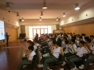 片手にスマートフォンを持った際の視野を体感しています。