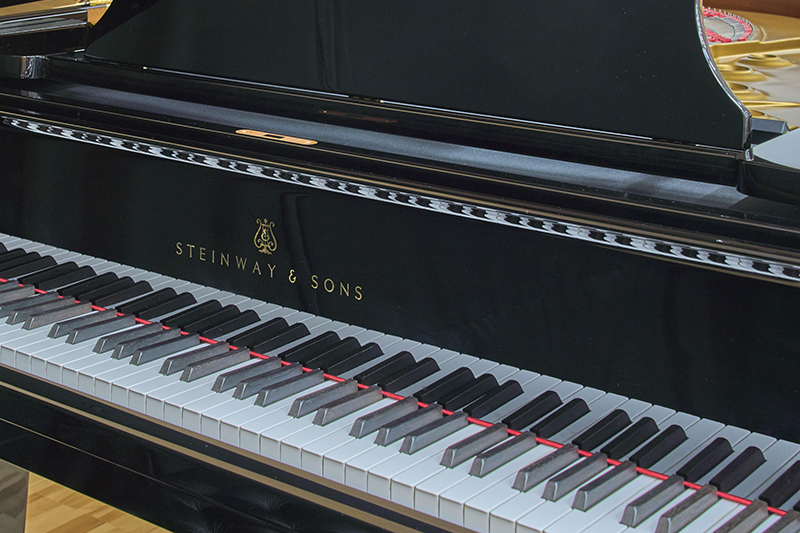 スタインウェイのコンサート用グランドピアノ