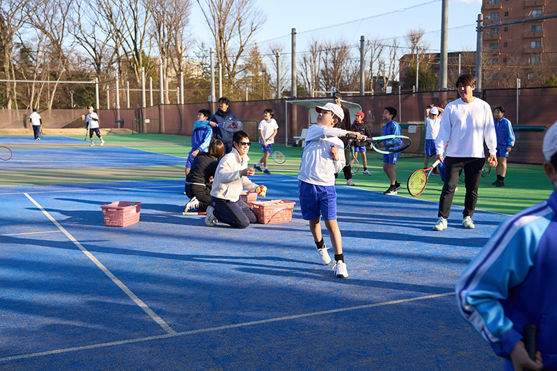 実績を持つ一流の元プロテニスプレーヤーのコーチを招聘