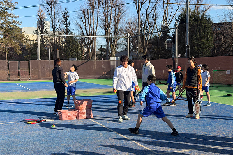 実績を持つ一流の元プロテニスプレーヤーのコーチを招聘
